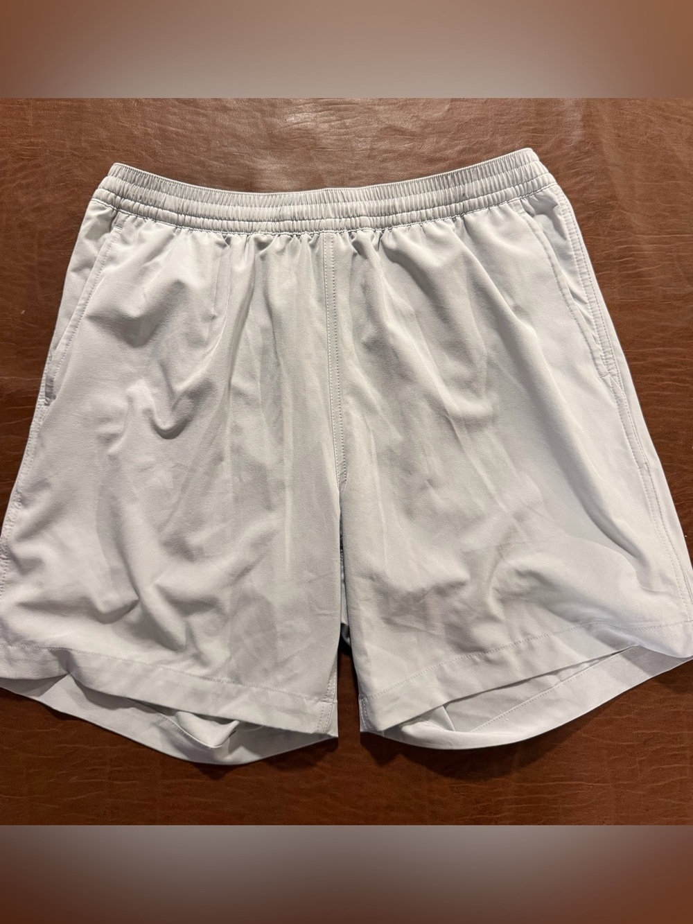 Men’s light gray southern tide athletic shorts small